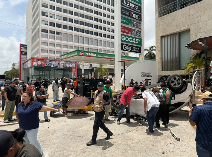 Tragedia en Bonampak: camioneta vuelca y mata a mujer en Cancún