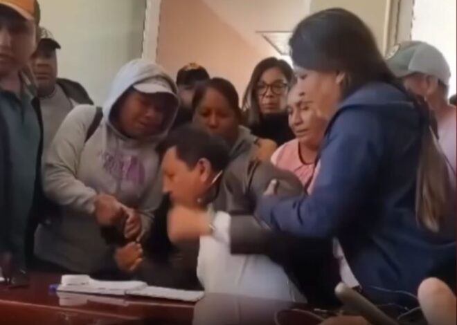 Habitantes de San Salvador retienen y agreden a alcalde por obras