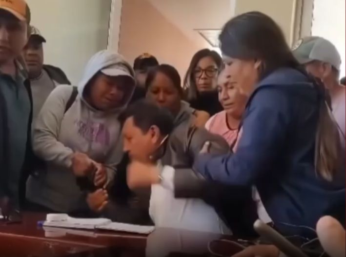 Habitantes de San Salvador retienen y agreden a alcalde por obras