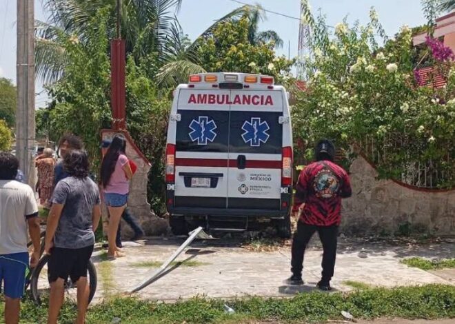 Ambulancia choca contra auto y termina dentro de una casa en Chetumal