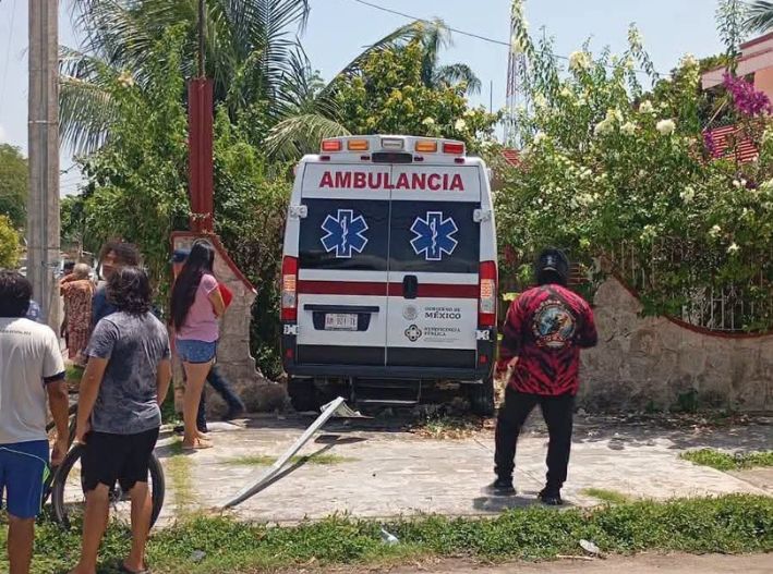 Ambulancia choca contra auto y termina dentro de una casa en Chetumal