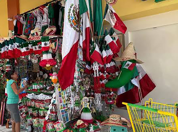 Antes de septiembre, ya llegó el verde, blanco y rojo a los aparadores de Cancún