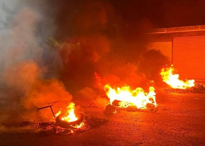 Vecinos de la Región 232 en Cancún bloquean la avenida Rancho Viejo por falta de luz