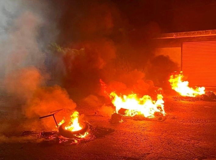 Vecinos de la Región 232 en Cancún bloquean la avenida Rancho Viejo por falta de luz