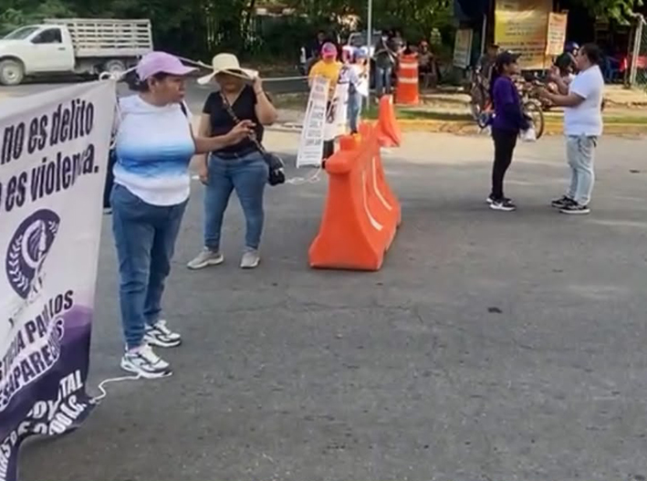 Feministas colapsan acceso a Chetumal para exigir justicia a la Fiscalía