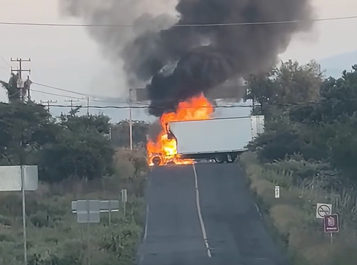 Michoacán arde: narcobloqueos sacuden carreteras durante operativo federal