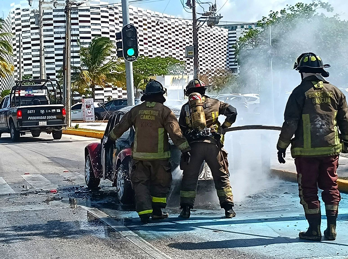 Entre humo y peligro: así se juegan la vida los bomberos de Cancún