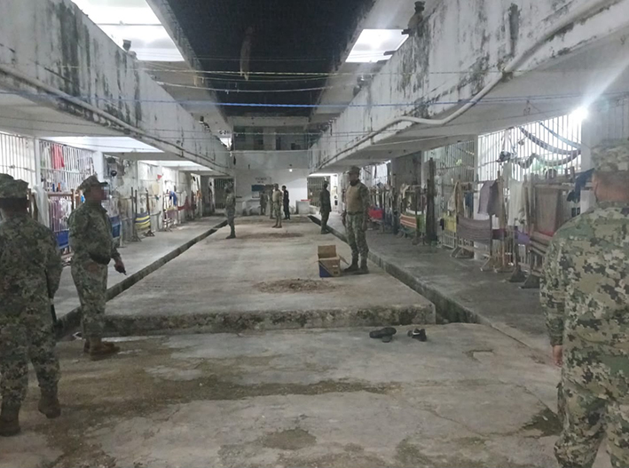 ¡Limpieza en la cárcel! Sacan celulares y presunta droga del penal de Chetumal