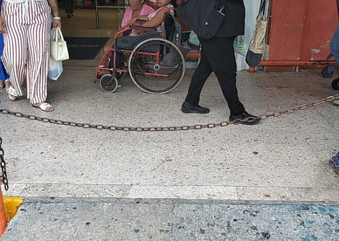 Otra vez cadenas: Chedraui de la Tulum bloquea accesos para discapacitados