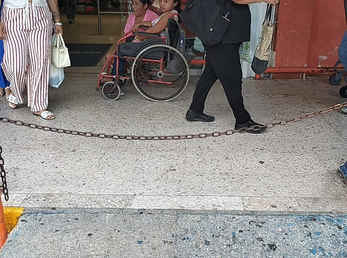 Otra vez cadenas: Chedraui de la Tulum bloquea accesos para discapacitados