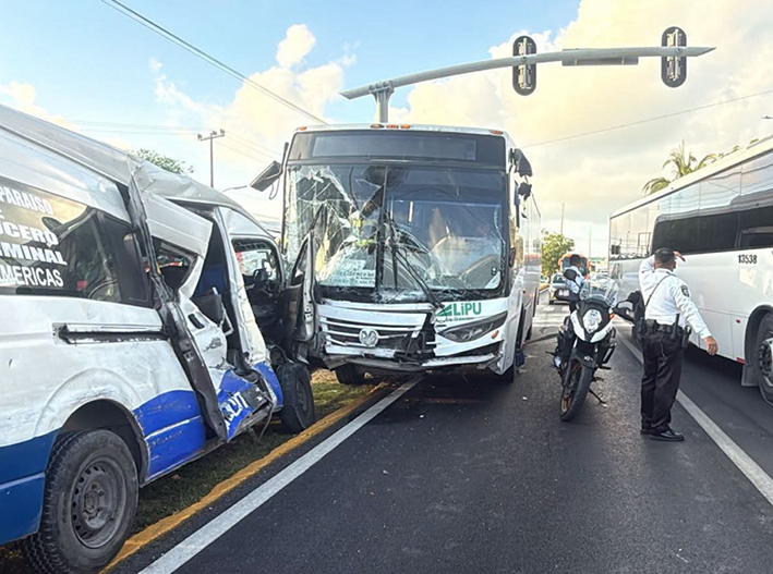 Choque mañanero deja un lesionado frente a Plaza Las Américas de Cancún