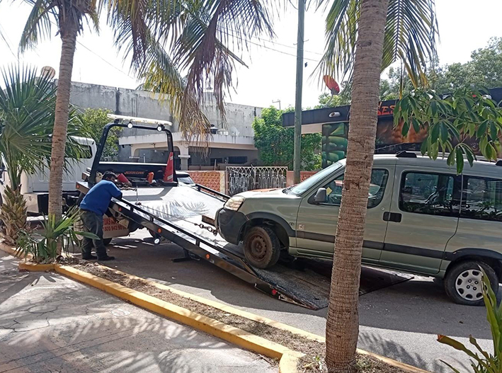 ¡Fuera carcachas! Retiran 2 mil 864 vehículos abandonados en Playa del Carmen