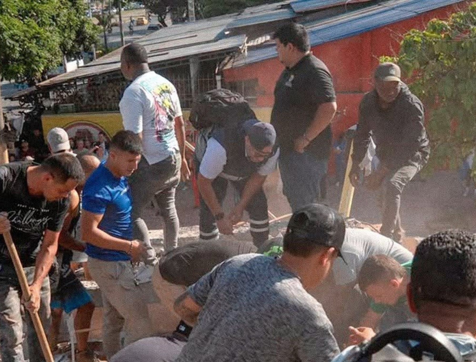 Familiares viajan a Colombia tras desaparición de mexicanos en sismo