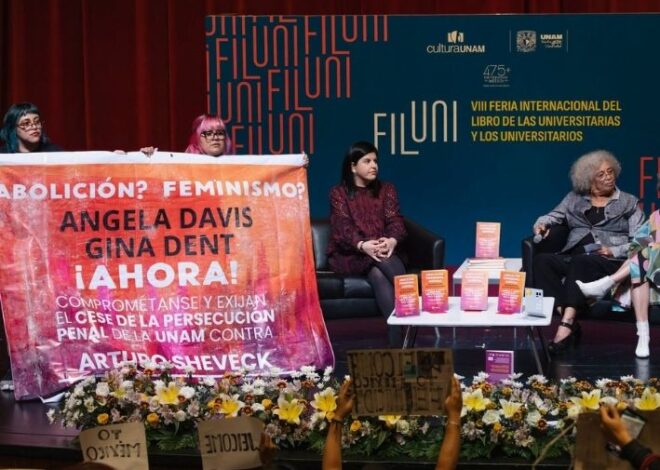 Protestan en conversatorio de Angela Davis en la UNAM por muertes en Santa Martha