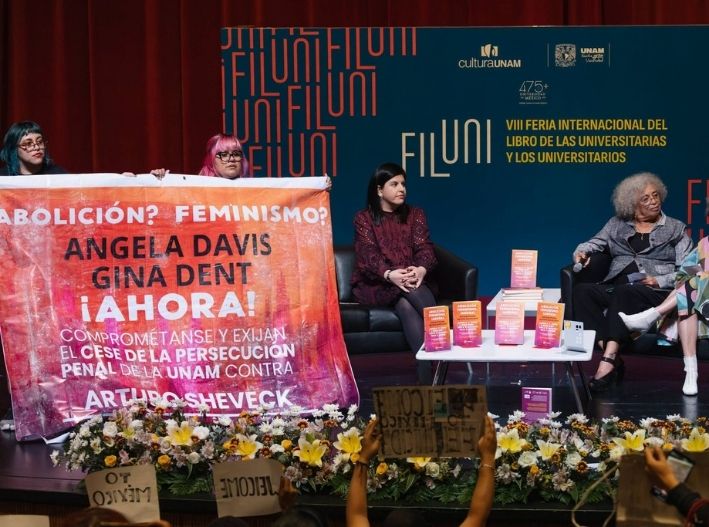 Protestan en conversatorio de Angela Davis en la UNAM por muertes en Santa Martha