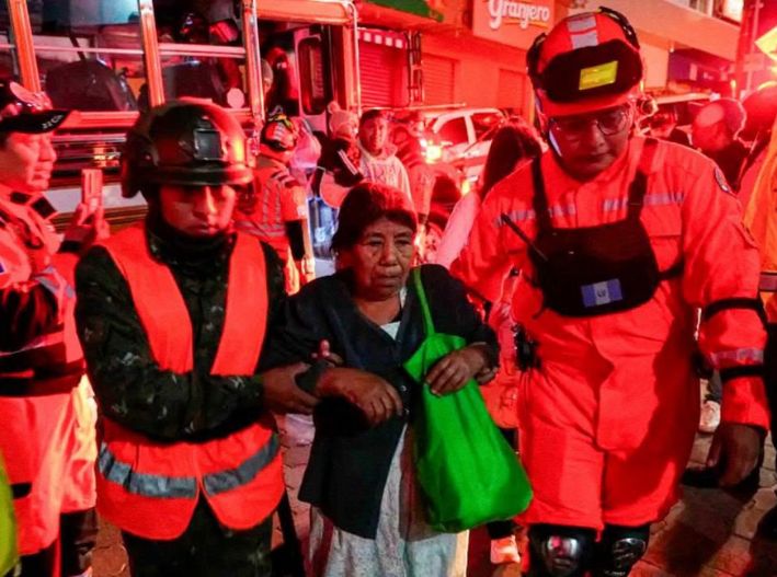 Evacúan a 1,700 personas en Guatemala por la erupción del volcán de Fuego