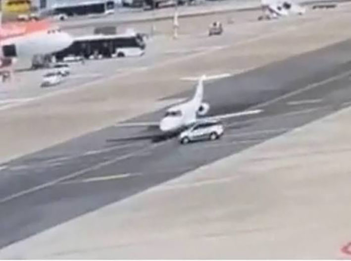 Coche impacta contra un avión en aeropuerto de Milán
