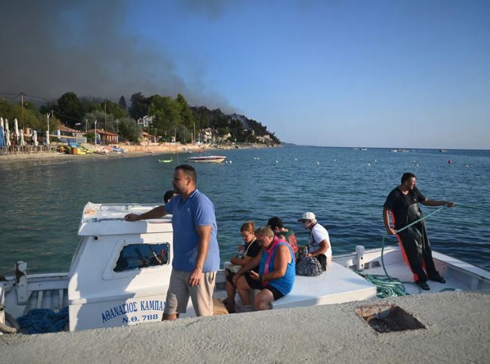 Incendio forestal obliga a evacuar a 500 turistas por mar en Grecia