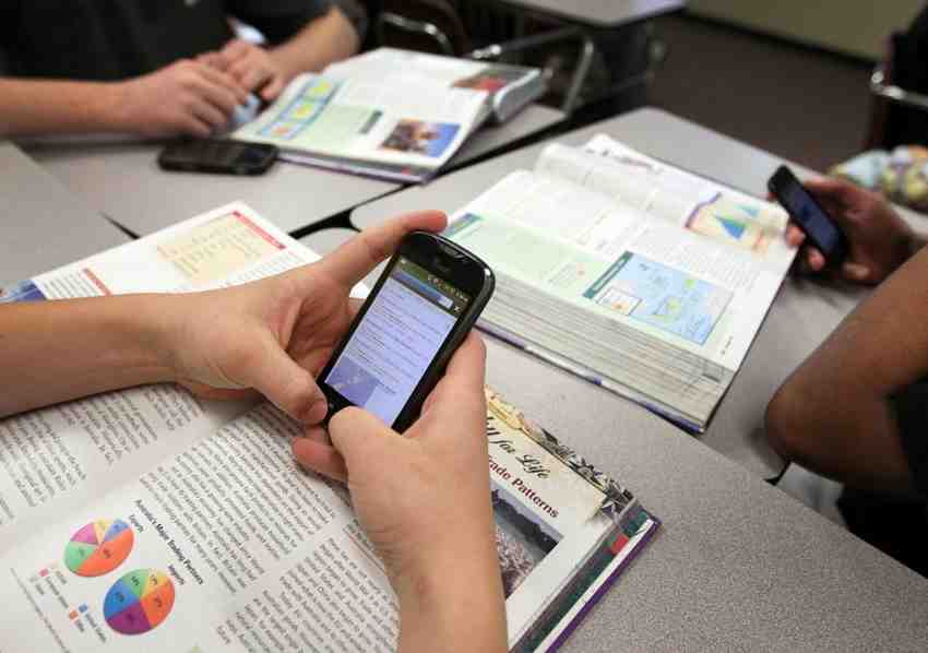 ¿Celular sí o no? SEP pone a los maestros a decidir
