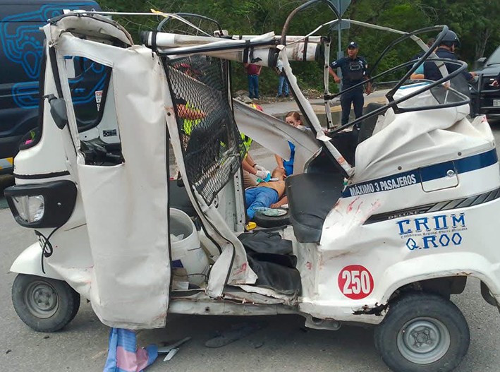 Tragedia sobre ruedas: mototaxista muere tras estrellarse contra un Jetta en Playa del Carmen