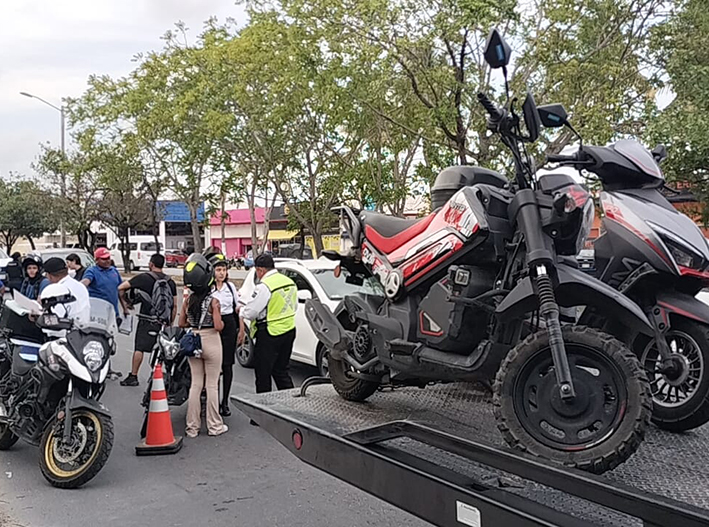 ¡No pasan! Retenes barren con motos irregulares en Cancún