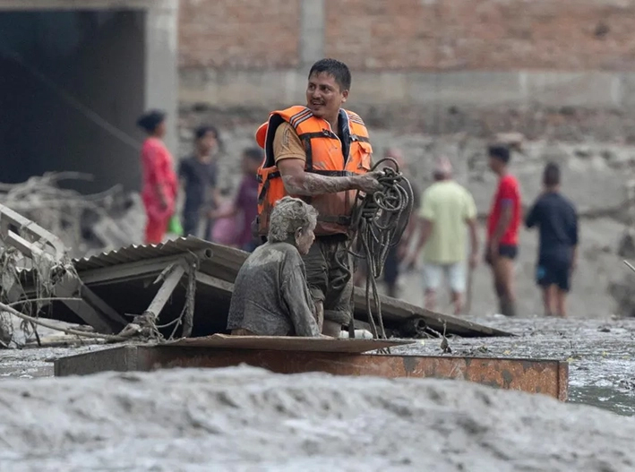 Nepal se hunde en la tragedia: 359 muertos y cientos desaparecidos
