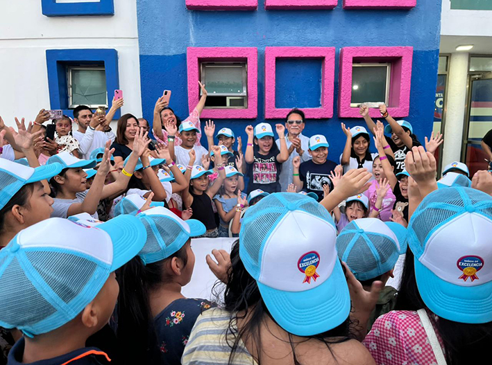 Mochilas, útiles y aplausos: arranca “Niños de Excelencia” en Quintana Roo