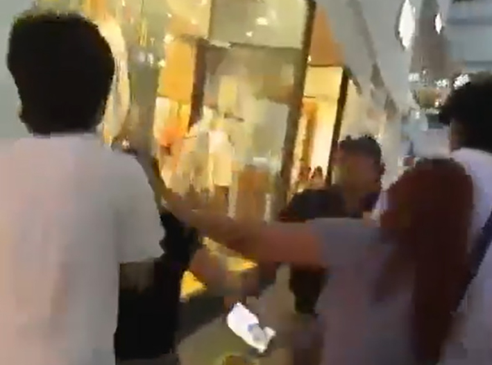 Guardias se pasan de la raya: golpean y someten a jóvenes en Plaza Las Américas
