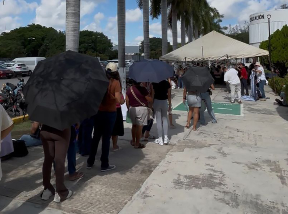 Contra reloj: padres pelean para sus hijos los últimos lugares en prepas de Cancún