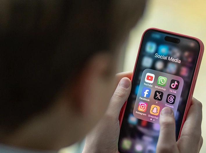 El enemigo en la mano: redes sociales disparan ansiedad en jóvenes