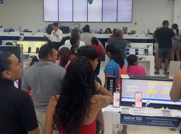 ¡Sin señal de paciencia! Cancunenses hacen largas filas para registrar sus líneas