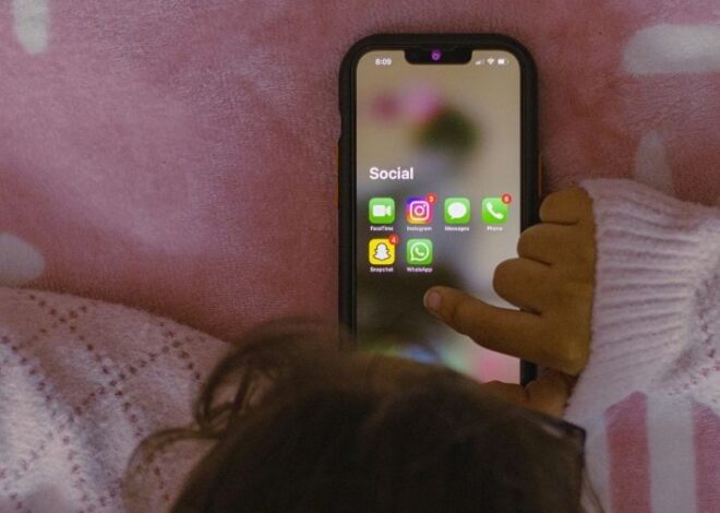 Ibero advierte riesgos en lenguaje y sueño por uso de celulares en niños