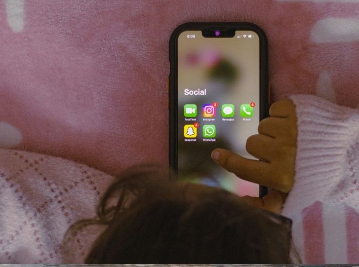 Ibero advierte riesgos en lenguaje y sueño por uso de celulares en niños