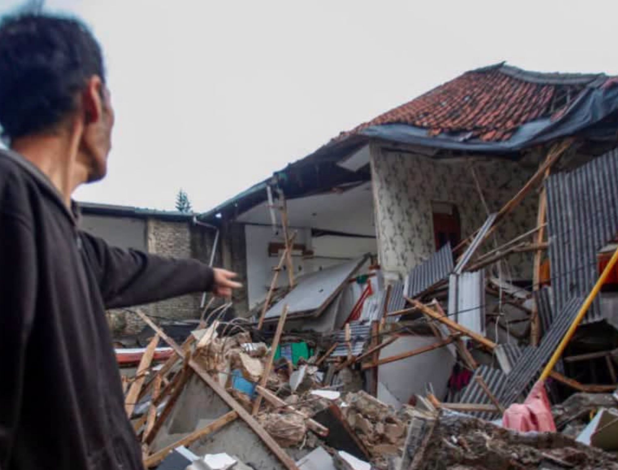 Terremoto de 7.7 sacude Indonesia y activa alerta por riesgo de tsunami
