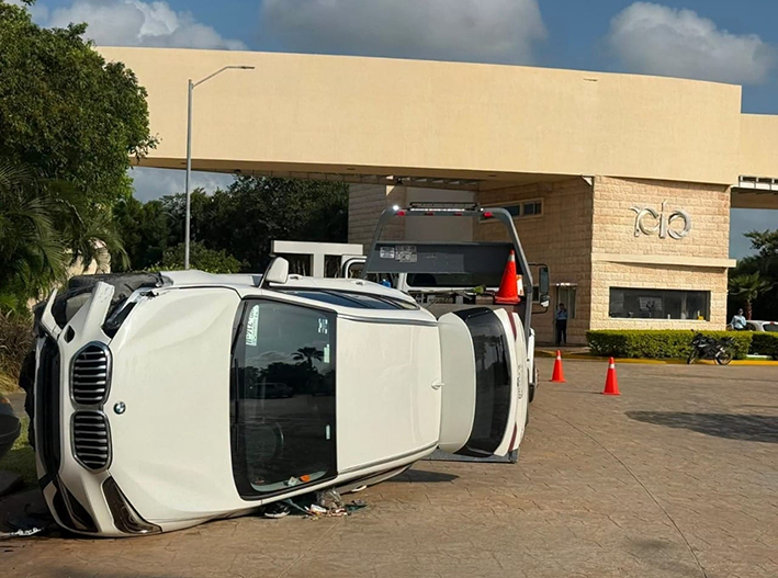 Celular al volante: vuelca BMW y conductora sale de milagro en Cancún