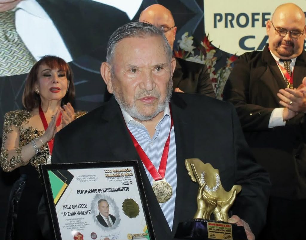 Muere Chucho Gallegos, referente del periodismo de espectáculos en México