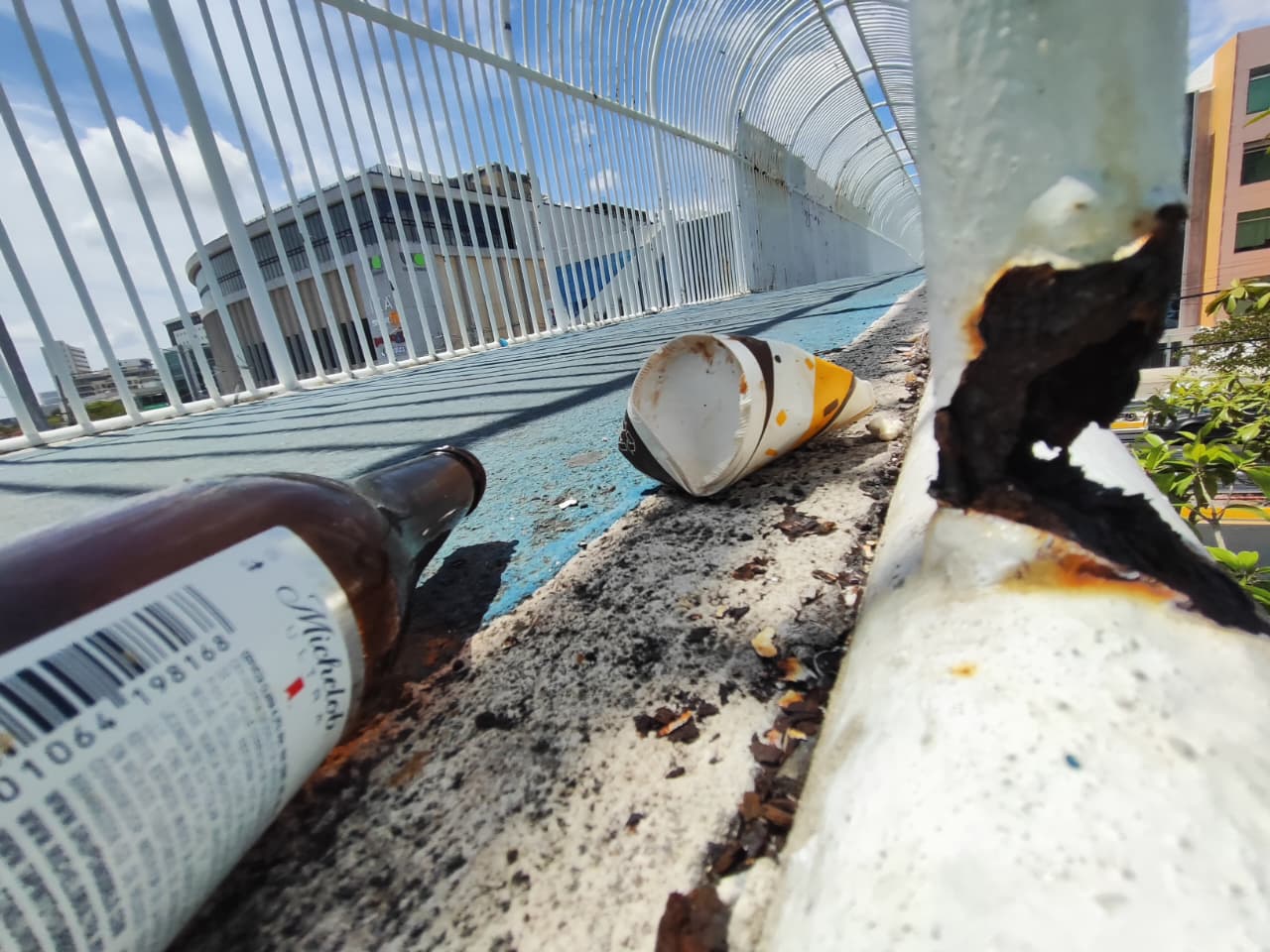 Con masilla y pintura: así “disfrazan” el deterioro en el puente de Plaza Las Américas