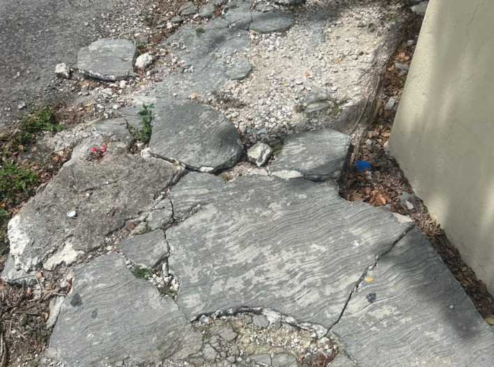 Banquetas destrozadas complican el paso en la Supermanzana 507 de Cancún