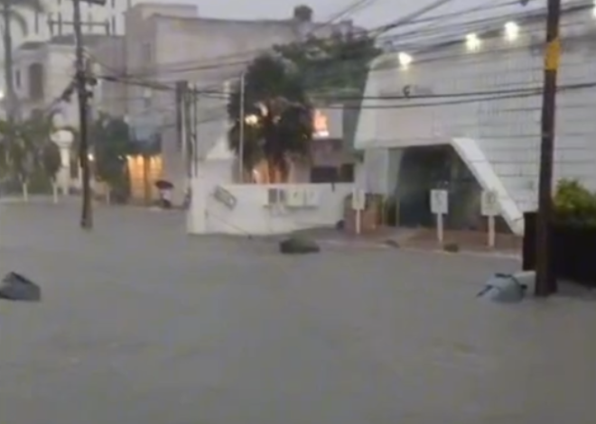 Lluvias inundan avenidas de Cancún y vuelven casi imposible circular por el centro