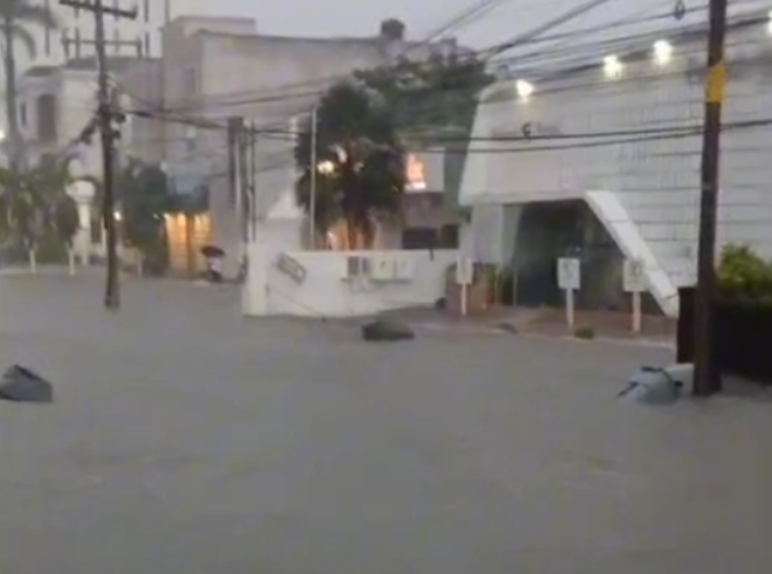 Lluvias inundan avenidas de Cancún y vuelven casi imposible circular por el centro