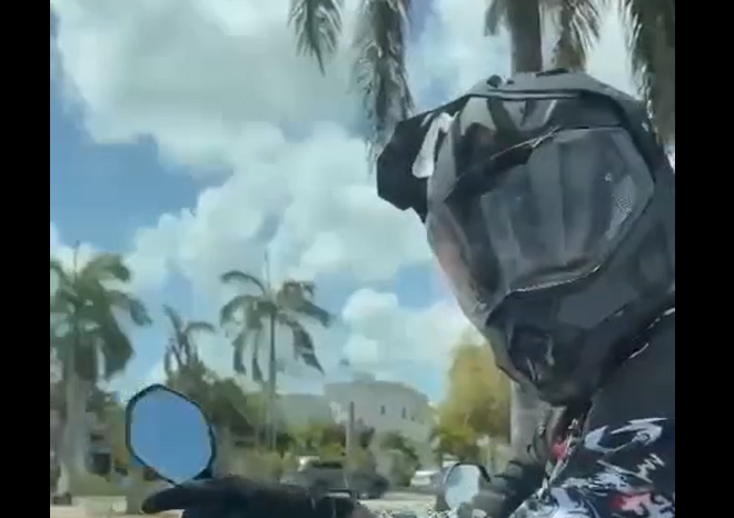 Del claxon a los golpes: motociclista ataca vehículo en plena avenida de Cancún