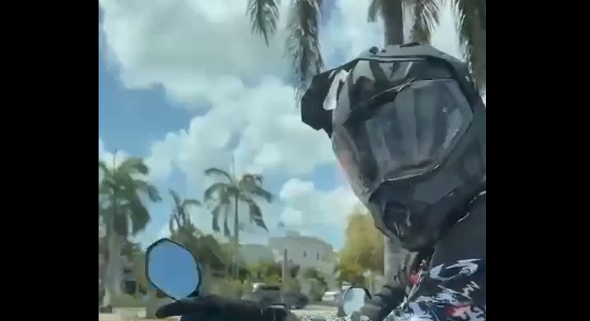 Del claxon a los golpes: motociclista ataca vehículo en plena avenida de Cancún
