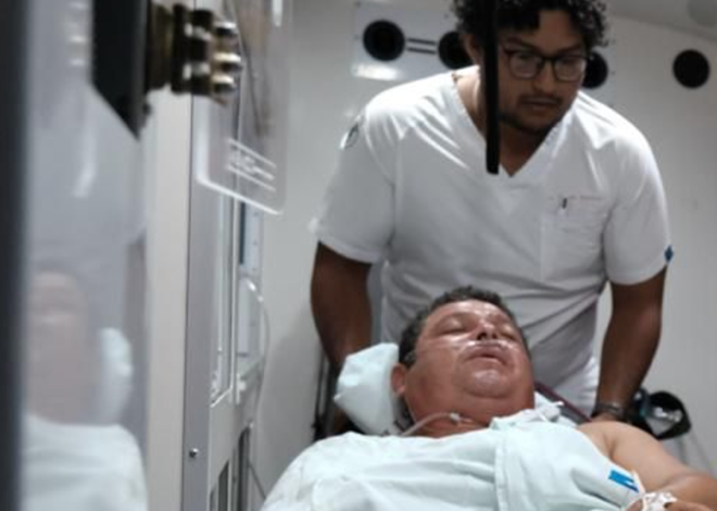 Despliegan helicóptero para salvarle la vida a bombero en Chetumal