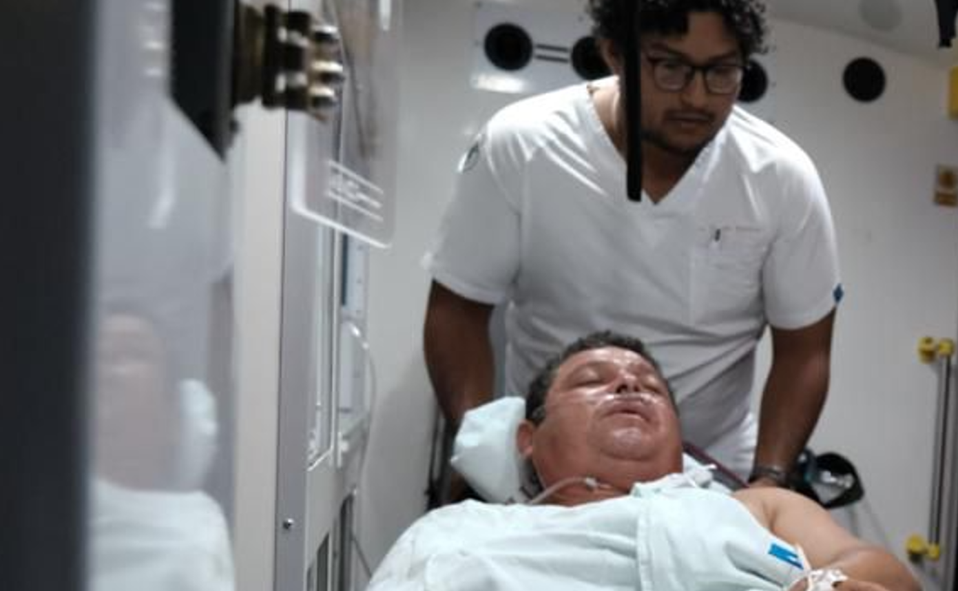 Despliegan helicóptero para salvarle la vida a bombero en Chetumal
