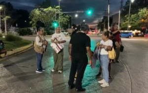Bloqueo en Cancún: colectivos y familiares protestan en la avenida Cobá para exigir a la Fiscalía avances en casos de desaparición.
