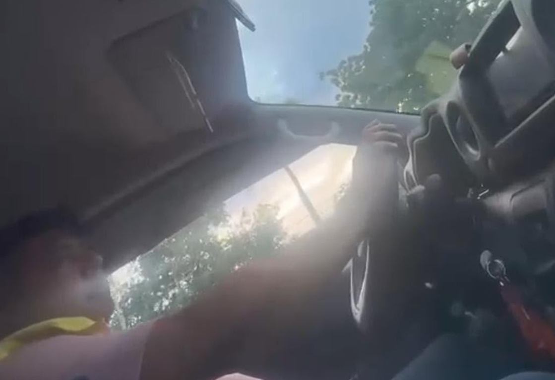 Denuncian a chofer de combi en Cancún por actos obscenos a pasajera