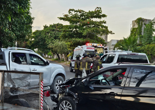 Choque en la avenida Nichupté deja dos lesionados y una mujer atrapada en Cancún