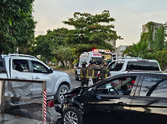 Choque en la avenida Nichupté deja dos lesionados y una mujer atrapada en Cancún