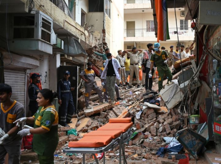 Colapso de edificio estudiantil en Nueva Delhi deja siete muertos