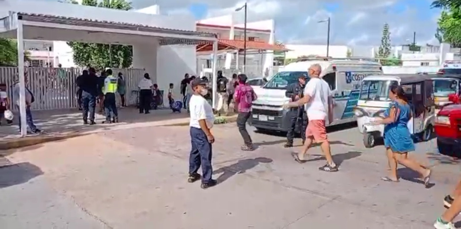 Evacúan escuela en Playa del Carmen por fuga de gas en una vivienda cercana